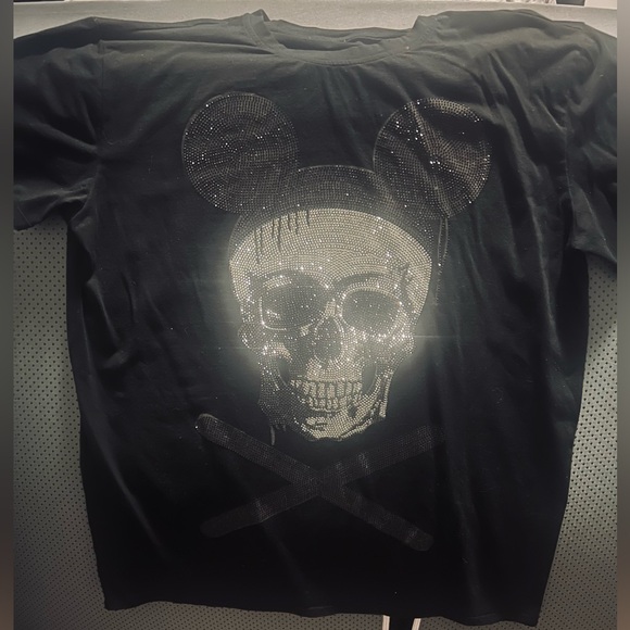 Black T-Shirt with Skull and Crossbones Design - Picture 1 of 1